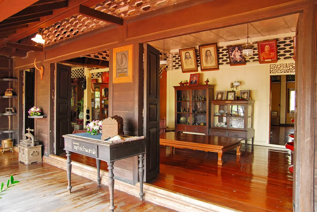 ภายในบ้านไม้สักของบ้านเสานัก บ้านเสาหลายต้น