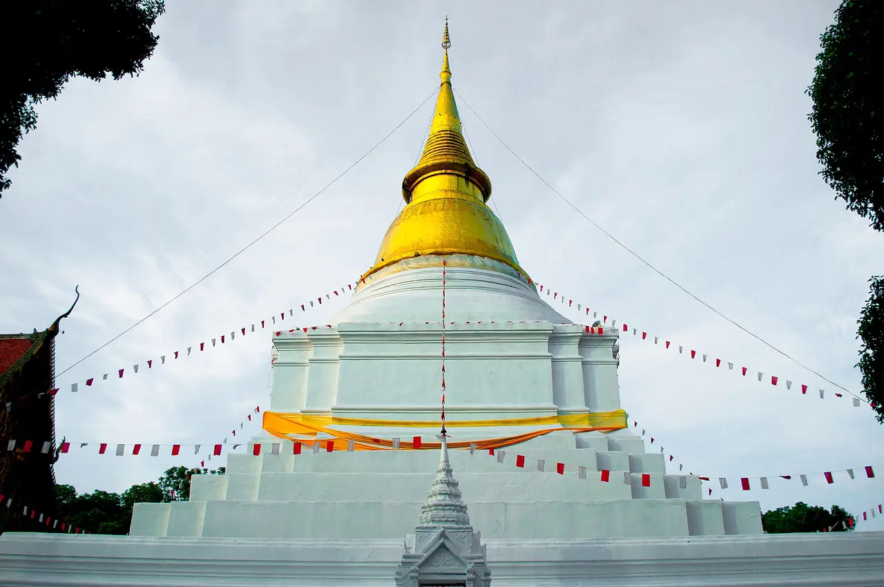 เจดีย์ยอดทองที่วัดพระแก้วดอนเต้า