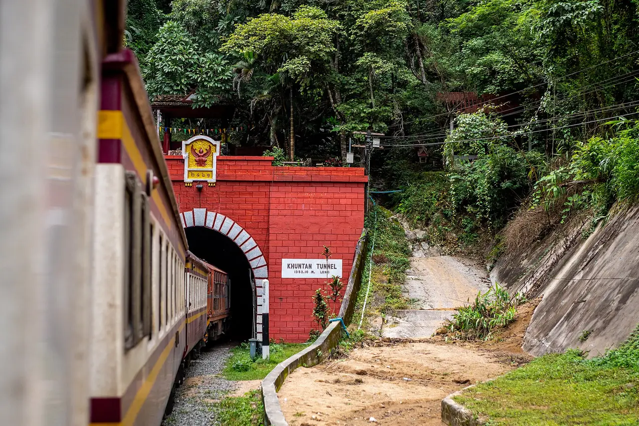 รถไฟเข้าปากอุโมงค์อิฐสีแดง ตามคำอธิบายภาพบน Commons คืออุโมงค์ขุนตาน ภาพของ Supanut Arunoprayote จาก Wikimedia Commons ใบอนุญาต CC BY 4.0