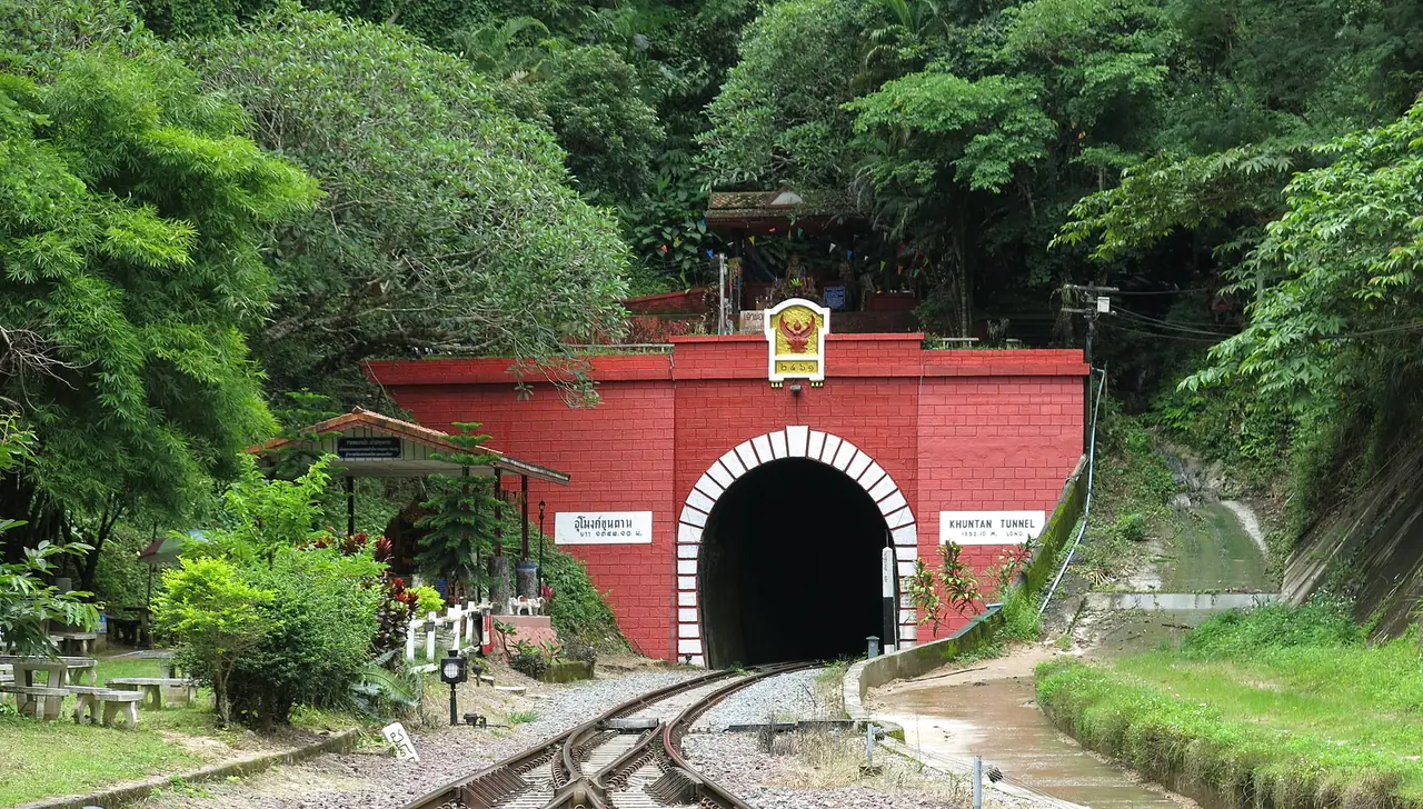 ปากอุโมงค์รถไฟอิฐสีแดงริมสถานีขุนตาน ตามคำอธิบายภาพบน Commons เป็นปากอุโมงค์ฝั่งตะวันตกเฉียงเหนือที่ขุนตาน ลำปาง-ลำพูน ภาพของ DocRiver555 จาก Wikimedia Commons ใบอนุญาต CC BY-SA 4.0
