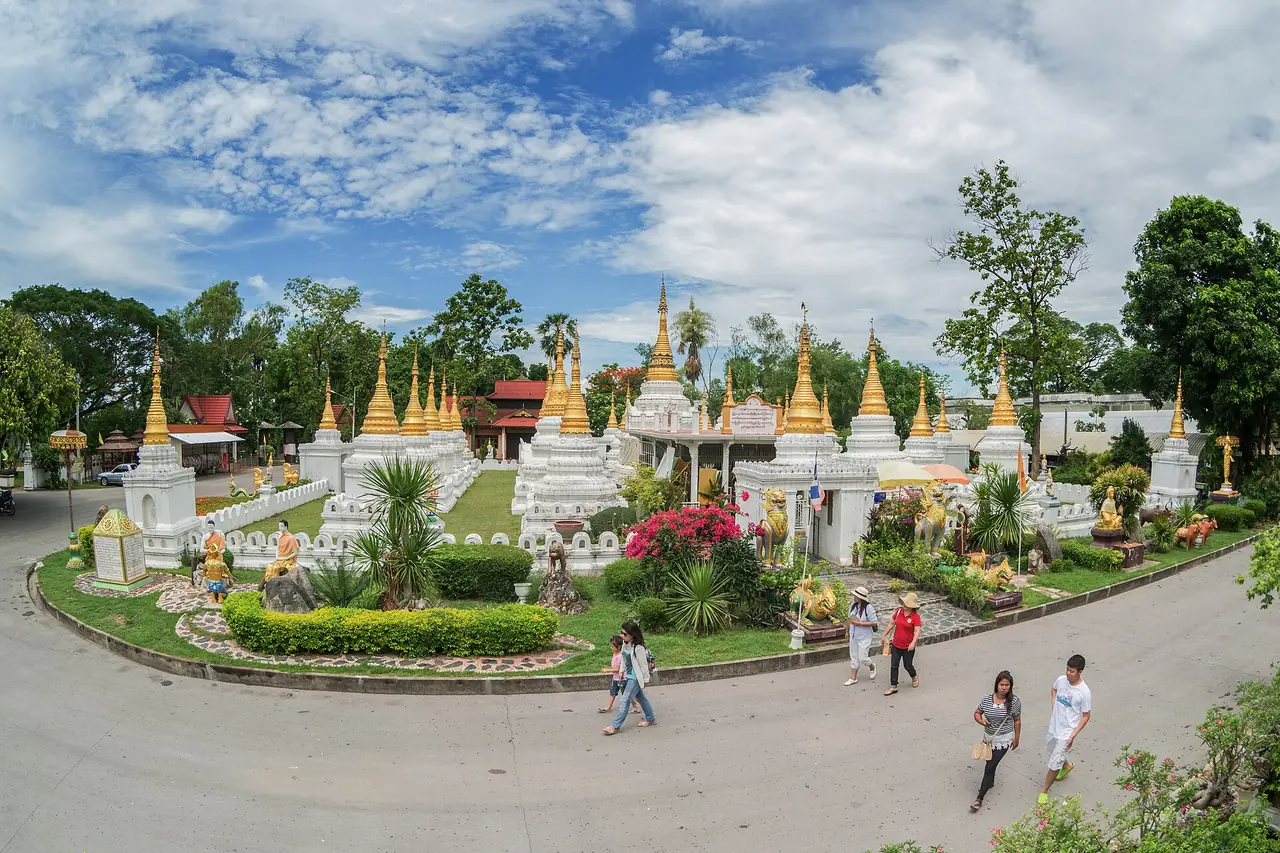 เจดีย์สีขาวและทองหลายองค์เรียงรายที่วัดพระเจดีย์ซาวหลัง ภาพของ Korkiat Jumpa จาก Wikimedia Commons ถ่ายเมื่อ มิ.ย. 2559 ใบอนุญาต CC BY-SA 4.0