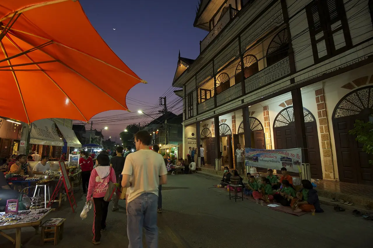 ภาพลำปาง: เมืองรถม้าริมแม่น้ำวัง มีบ้านไม้เก่าและวัดสวยของภาคเหนือ