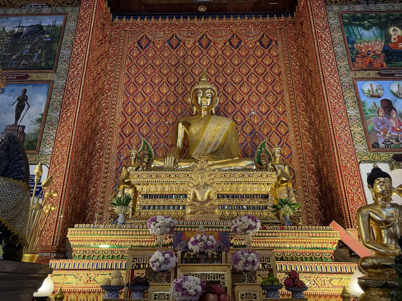 พระพุทธรูปประธานในซุ้มประดับทองและลวดลายสีแดง ภาพของ Chainwit. จาก Wikimedia Commons ปี 2569 ตามชื่อไฟล์ว่าวัดมหาวัน ไม่ได้ระบุว่าเป็นพระรอดหรือพระนาคปรก