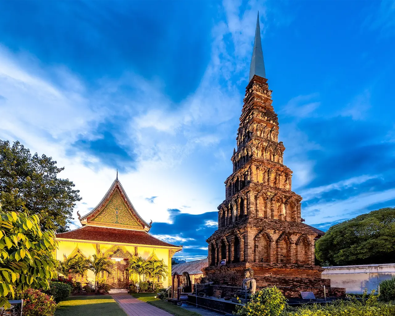 สุวรรณเจดีย์ทรงปราสาทหลายชั้นสีอิฐในวัดพระธาตุหริภุญชัย ภาพของ Supanut Arunoprayote จาก Wikimedia Commons ตามคำบรรยายภาพบน Commons