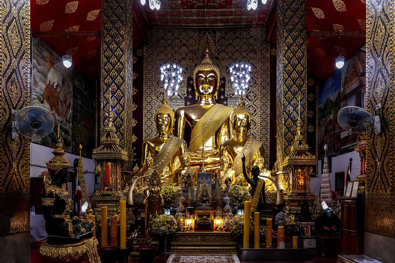 พระพุทธรูปทองประดิษฐานในวิหารของวัดพระธาตุหริภุญชัย ภาพของ Supanut Arunoprayote จาก Wikimedia Commons ตามชื่อไฟล์ระบุว่าเป็นพระประธานของวัด