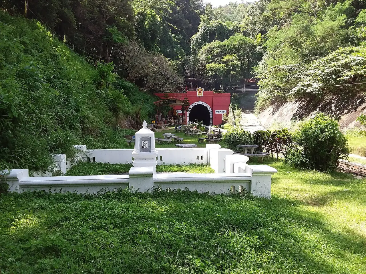 สุสานของเอมีล ไอเซินโฮเฟอร์และภรรยาหน้าอุโมงค์ขุนตาน ภาพของ Werner Röpke จาก Wikimedia Commons ตามคำบรรยายบน Commons