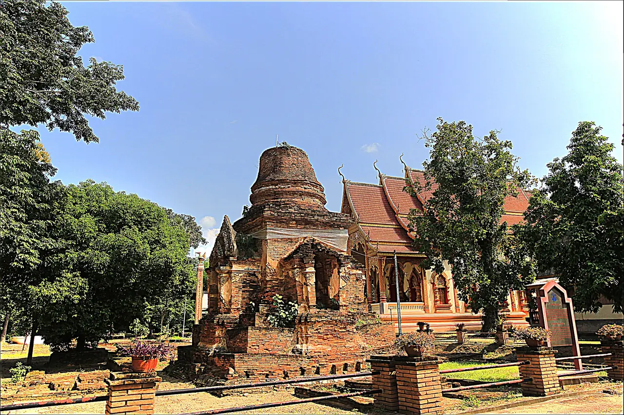 ซากเจดีย์อิฐและวิหารหลังคาแดงที่วัดเกาะกลาง ป่าซาง ภาพของ Atsadang Katwibun จาก Wikimedia Commons ตามชื่อไฟล์