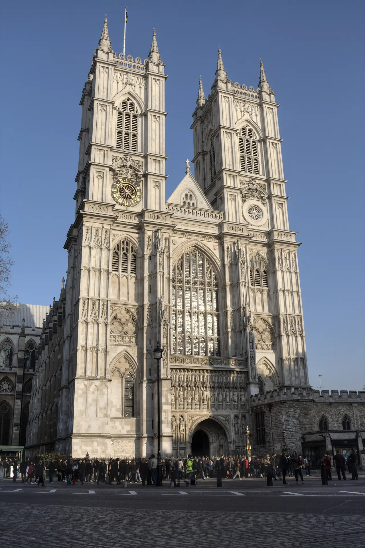 ด้านหน้าฝั่งตะวันตกของ Westminster Abbey ภาพถ่ายจาก Wikimedia Commons (เรายังไม่มีหน้ารายละเอียด)
