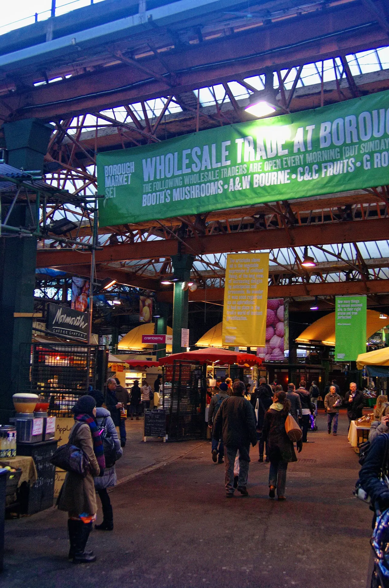 บรรยากาศใน Borough Market ภาพถ่ายจาก Wikimedia Commons
