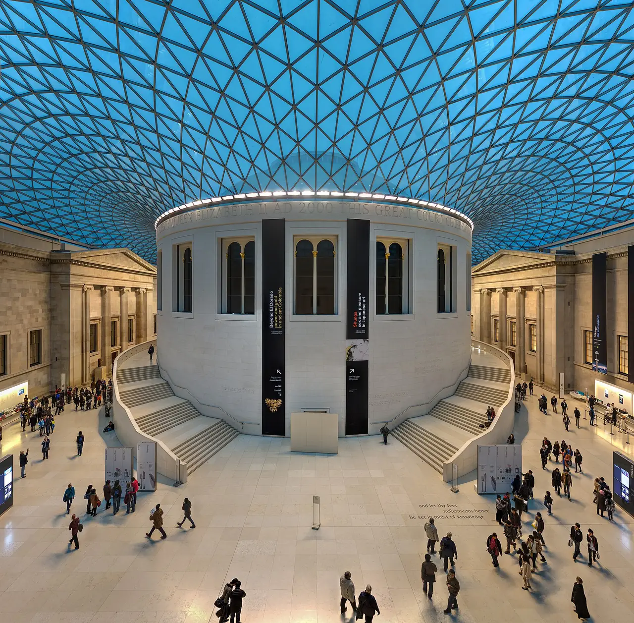 หลังคากระจกของ Great Court ที่ British Museum ภาพถ่ายจาก Wikimedia Commons