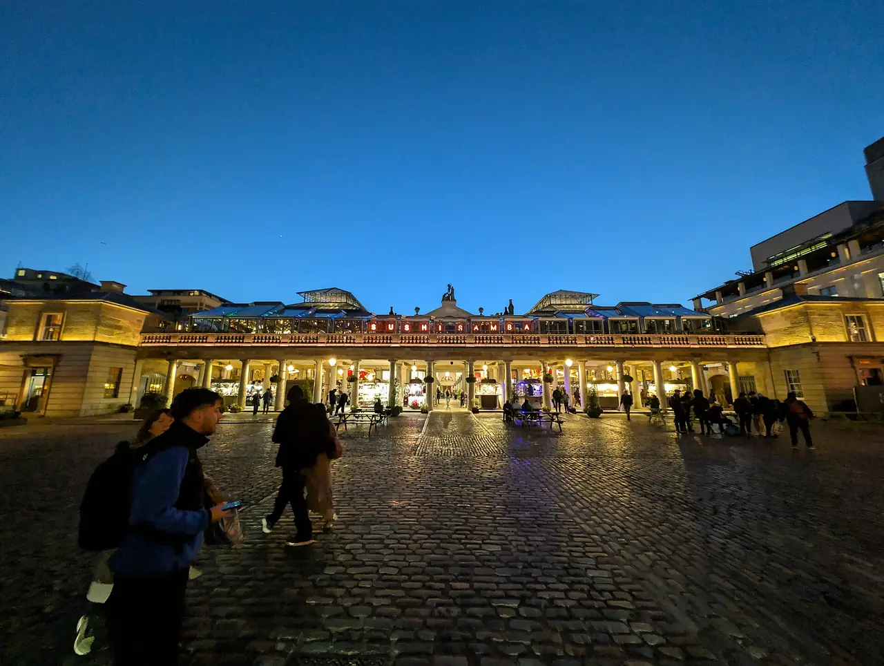 ตลาด Covent Garden ยามค่ำ ภาพถ่ายจาก Wikimedia Commons