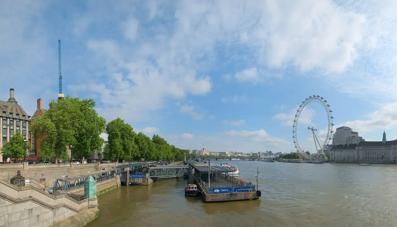 แม่น้ำเทมส์และ London Eye มองจากสะพาน Westminster ภาพถ่ายจาก Wikimedia Commons