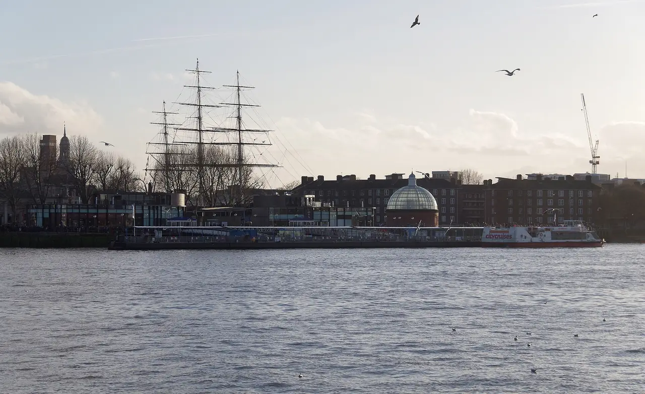แม่น้ำเทมส์และ Old Royal Naval College ที่ Greenwich เห็นเรือ Cutty Sark ภาพถ่ายจาก Wikimedia Commons