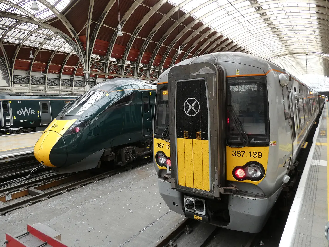 รถไฟ Heathrow Express ที่สถานี Paddington ภาพถ่ายจาก Wikimedia Commons