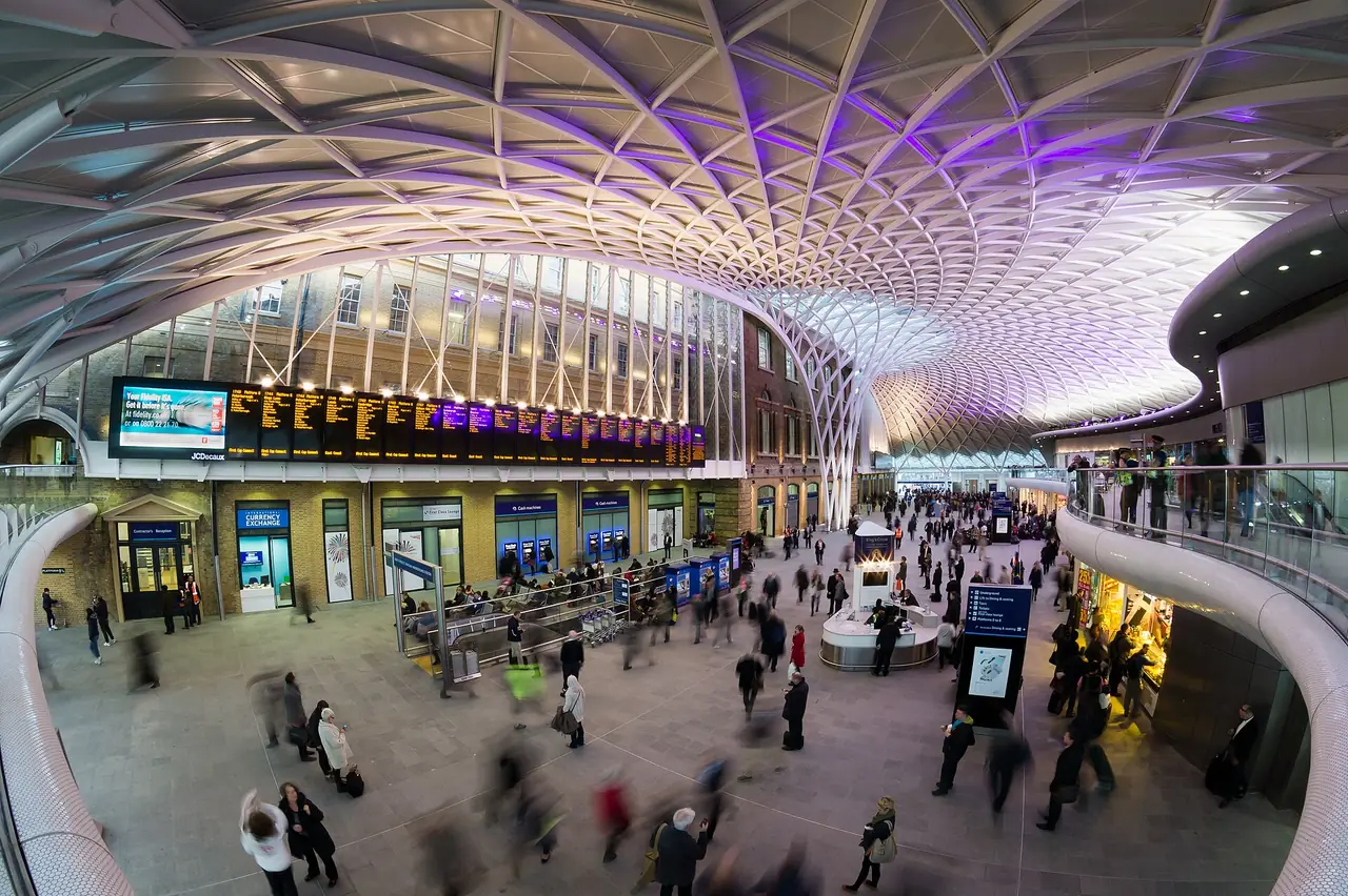 โถงผู้โดยสารฝั่งตะวันตกของสถานี King's Cross ภาพถ่ายจาก Wikimedia Commons