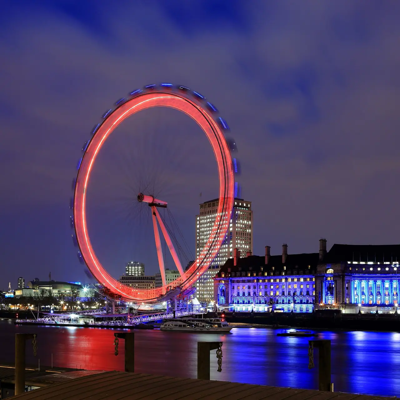 London Eye ยามค่ำ ถ่ายแบบเปิดรับแสงนาน ภาพถ่ายจาก Wikimedia Commons