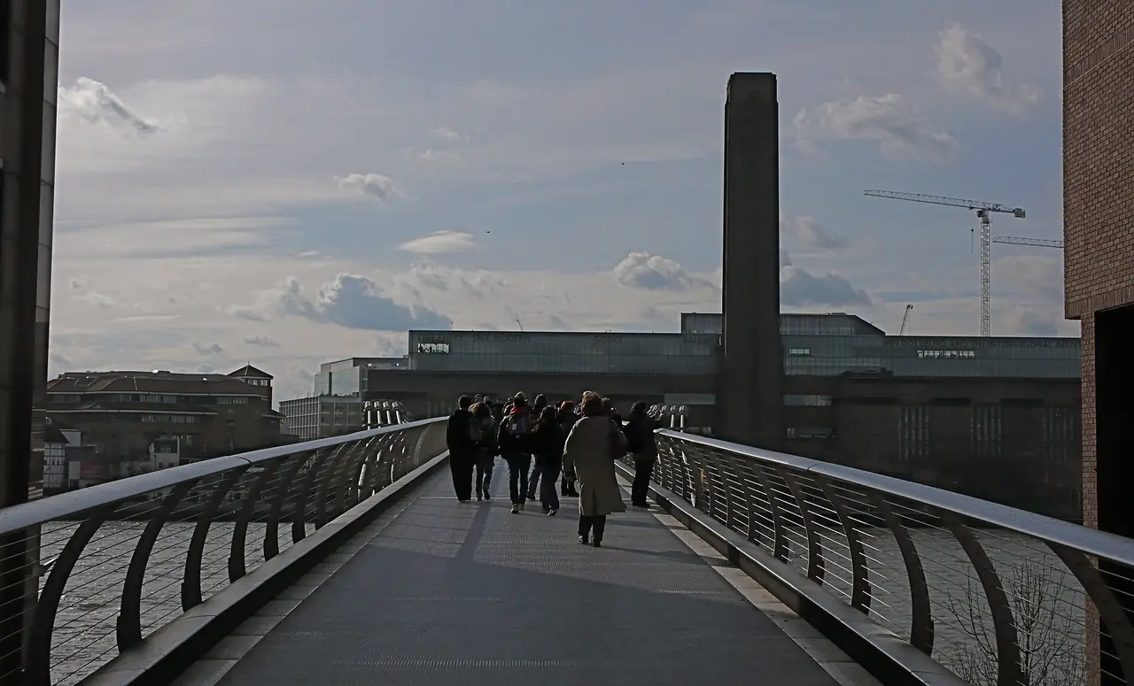 สะพาน Millennium Bridge ทอดไปยัง Tate Modern ภาพถ่ายจาก Wikimedia Commons