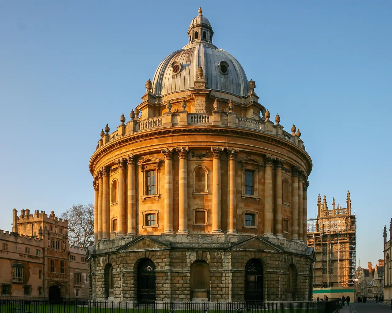 Radcliffe Camera ที่ออกซฟอร์ด ภาพถ่ายจาก Wikimedia Commons (เรายังไม่ได้ตรวจเว็บทางการ)