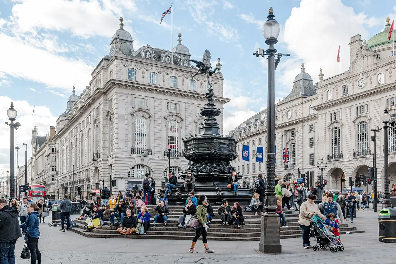 น้ำพุ Shaftesbury Memorial ที่ Piccadilly Circus ภาพถ่ายจาก Wikimedia Commons