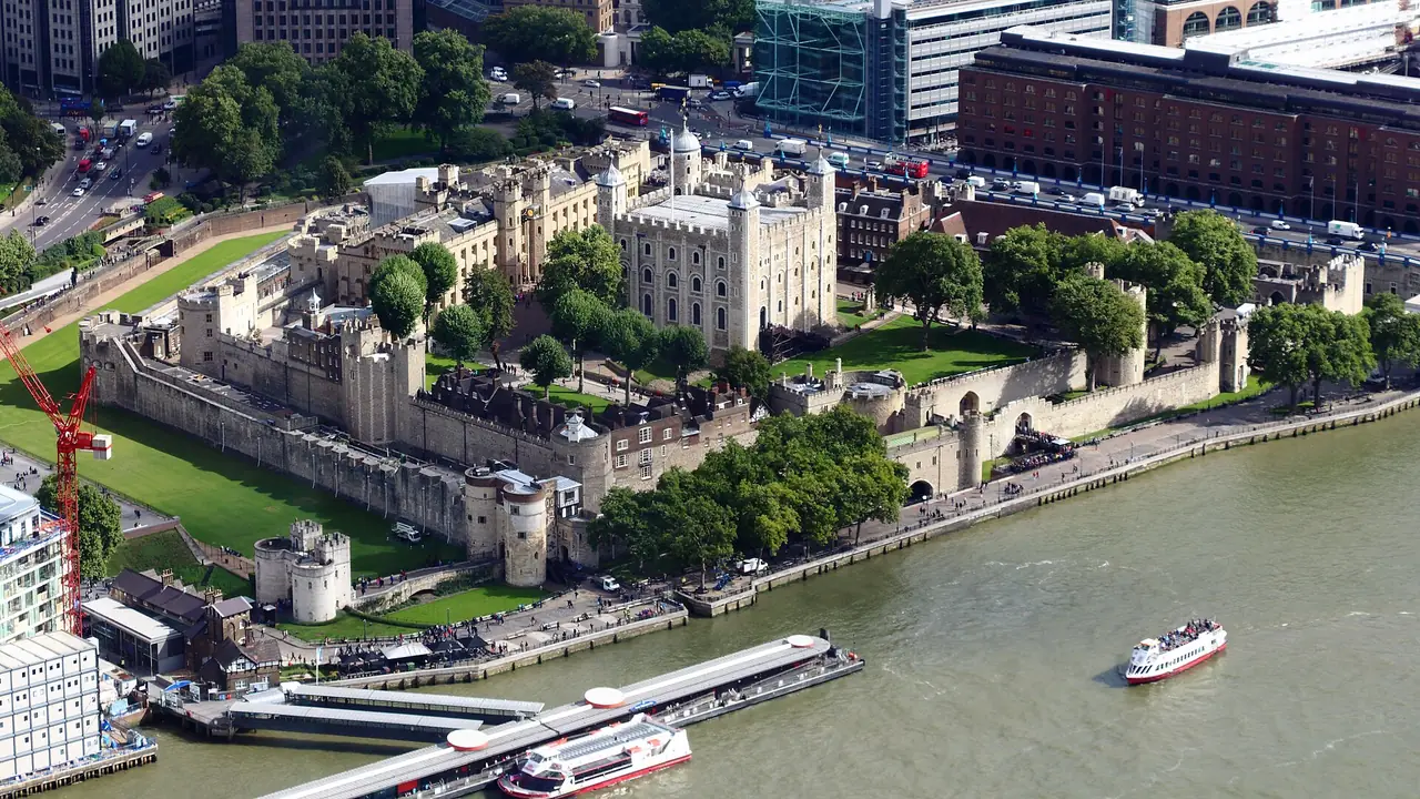 มุมสูงของหอคอยแห่งลอนดอนมองจากตึก The Shard ภาพถ่ายจาก Wikimedia Commons