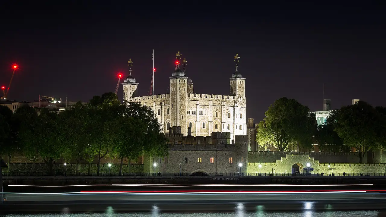 White Tower ยามค่ำ ถ่ายแบบเปิดรับแสงนาน ภาพถ่ายจาก Wikimedia Commons