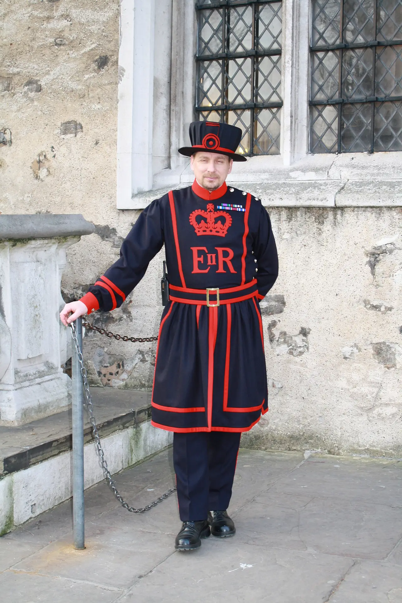 Yeoman Warder (Beefeater) ที่หอคอยแห่งลอนดอน ภาพถ่ายจาก Wikimedia Commons