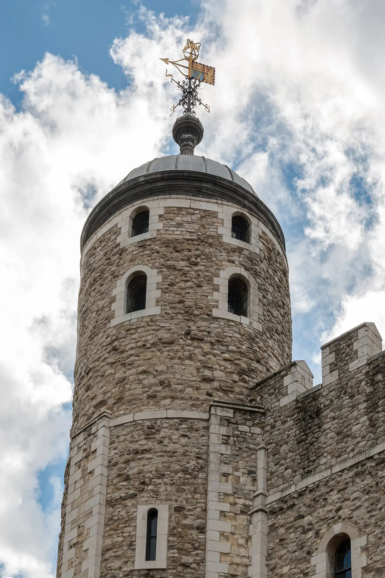 หอคอยมุมหนึ่งของ White Tower ที่หอคอยแห่งลอนดอน ภาพถ่ายจาก Wikimedia Commons