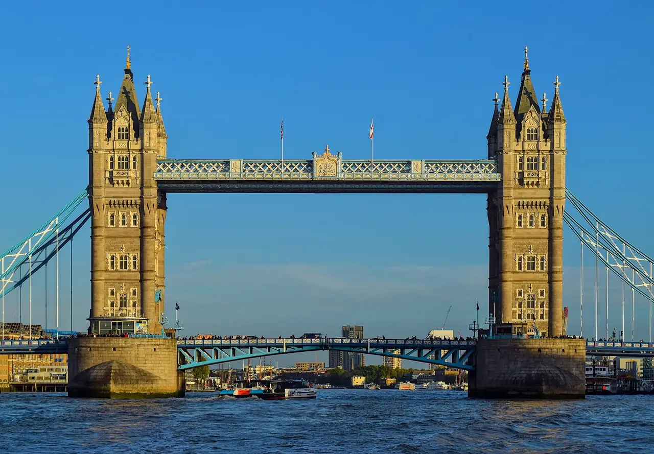 สะพาน Tower Bridge ยามแสงทองเหนือแม่น้ำเทมส์ ภาพถ่ายจาก Wikimedia Commons