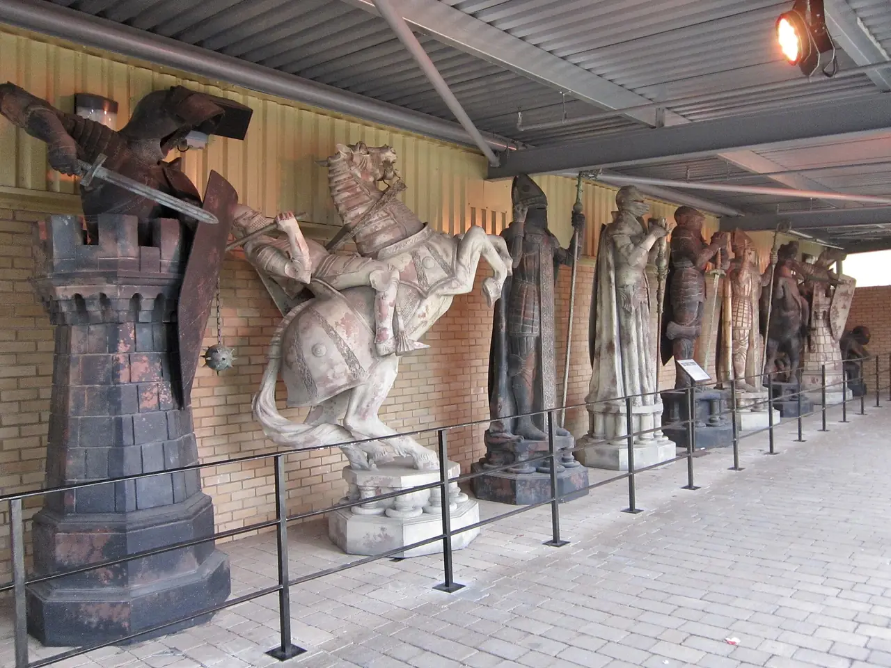 หมากรุกพ่อมดขนาดใหญ่ที่จัดแสดงในสตูดิโอ ภาพถ่ายจาก Wikimedia Commons