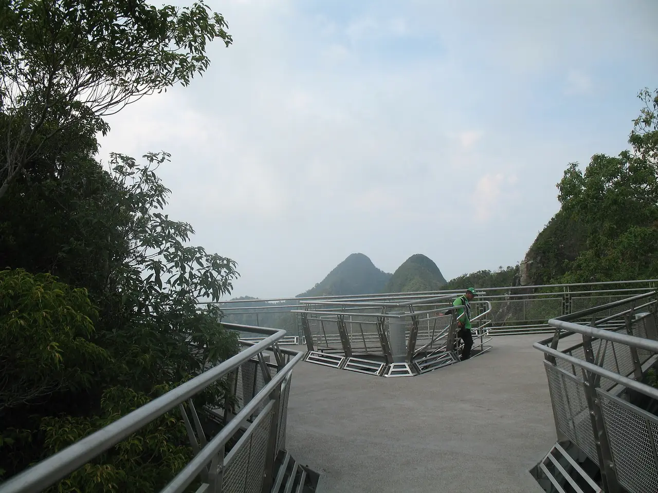 แท่นสามเหลี่ยมที่ปลายสะพานลอยฟ้า มองเห็นเขาและทะเลด้านหลัง (ภาพสะพาน)