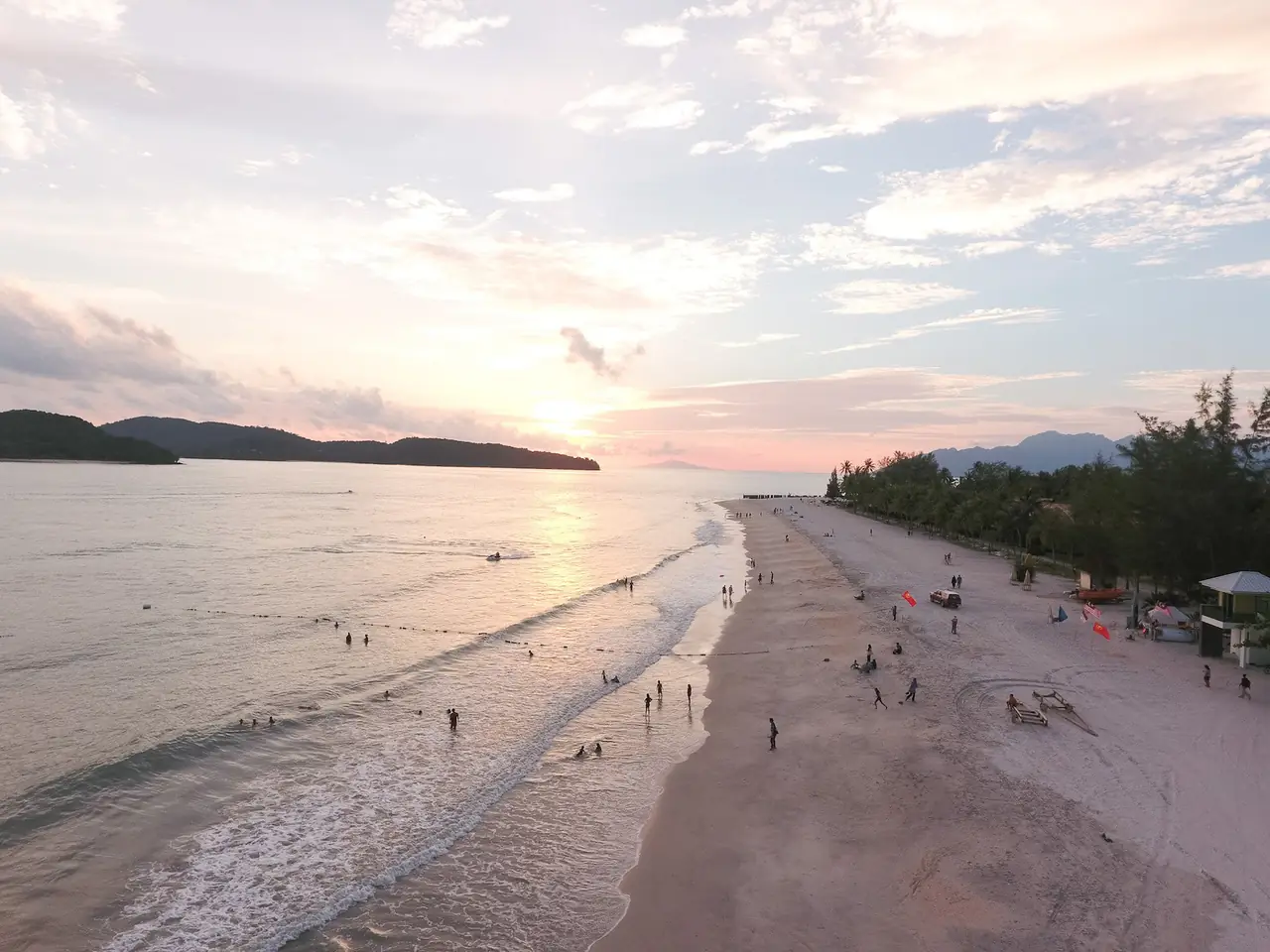 หาดเจอนัง (Pantai Cenang) ยามพระอาทิตย์ตก มองจากมุมสูง (ภาพบรรยากาศชายหาด)