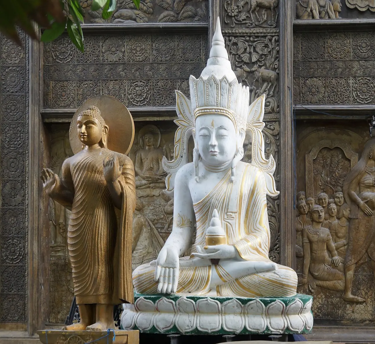 พระพุทธรูปที่วัดคังคารามายา โคลัมโบ ภาพถ่ายจาก Wikimedia Commons