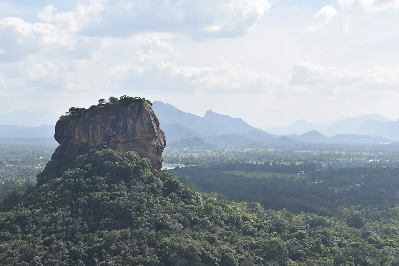 หินสิกิริยามองจากหินพิดุรังกาลา ภาพถ่ายจาก Wikimedia Commons