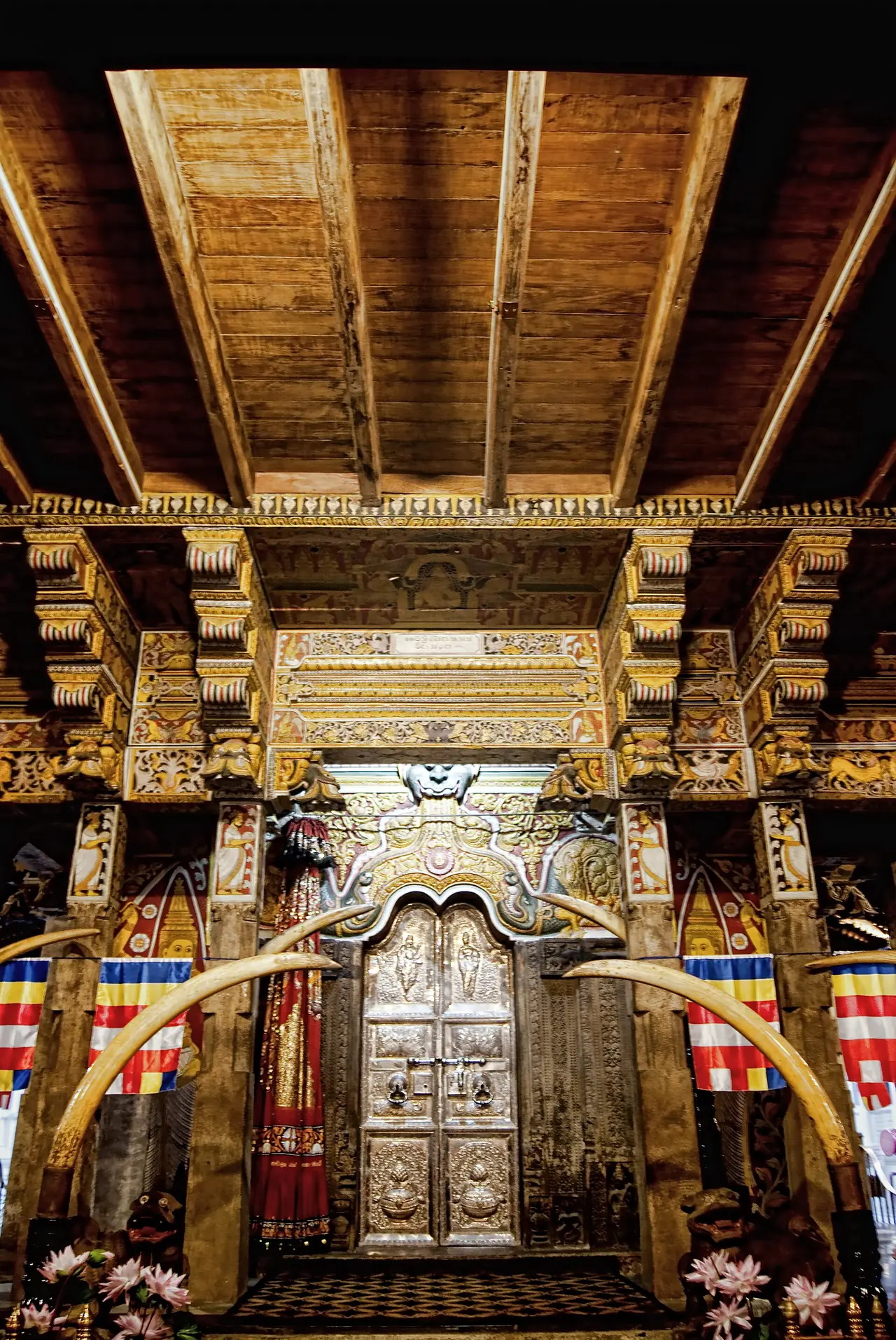 งาช้างและโถงภายในวัดพระเขี้ยวแก้ว ภาพถ่ายจาก Wikimedia Commons