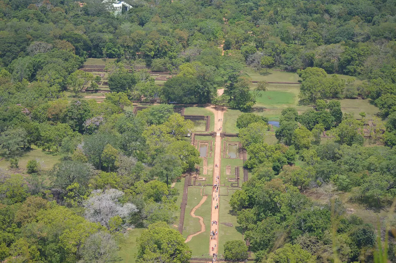 สวนที่ตีนป้อมหินสิกิริยามองจากด้านบน ภาพถ่ายจาก Wikimedia Commons