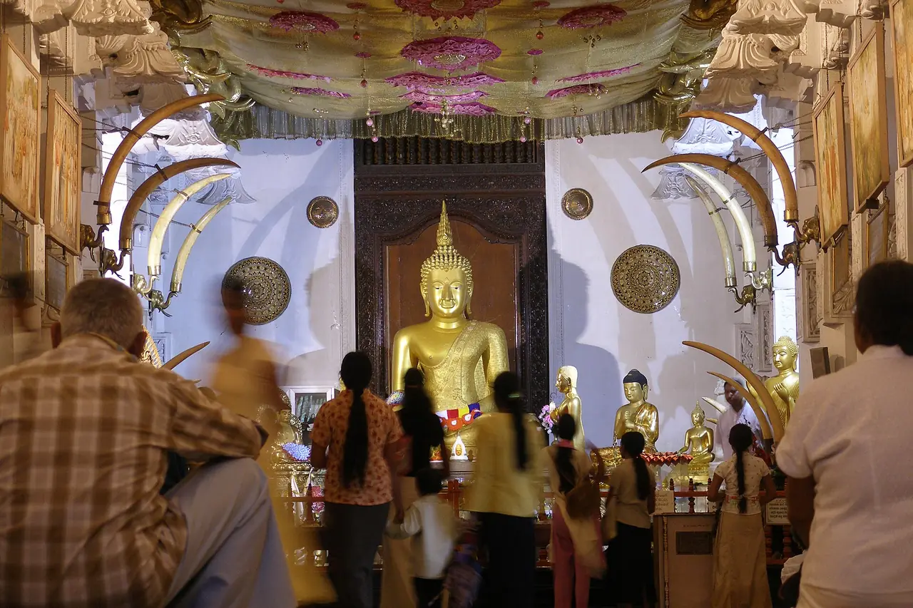 ภายในวัดพระเขี้ยวแก้ว (Sri Dalada Maligawa) เมืองแคนดี ภาพถ่ายจาก Wikimedia Commons