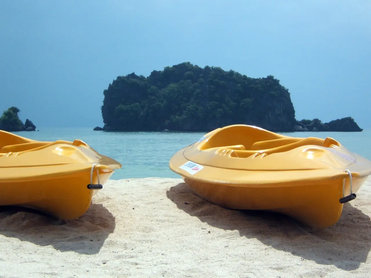 หาดตันจงรู ลังกาวี เห็นเรือคายัคและเกาะเล็กนอกชายฝั่ง (ภาพบรรยากาศชายหาด)