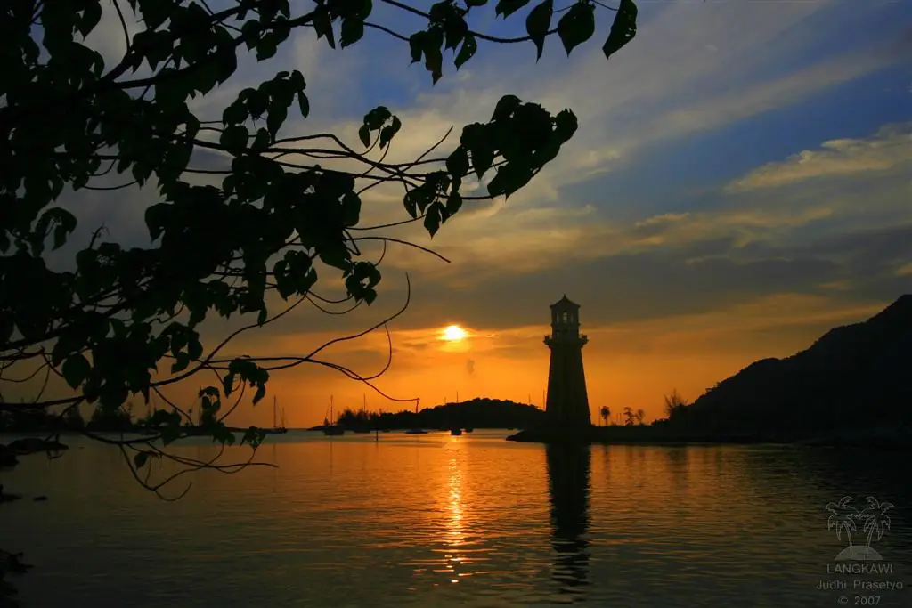 ประภาคารและท่าจอดเรือที่ Telaga Harbour Park หาดกก ลังกาวี ยามพระอาทิตย์ตก (ภาพบรรยากาศ ไม่ใช่โรงแรมใดโดยเฉพาะ)