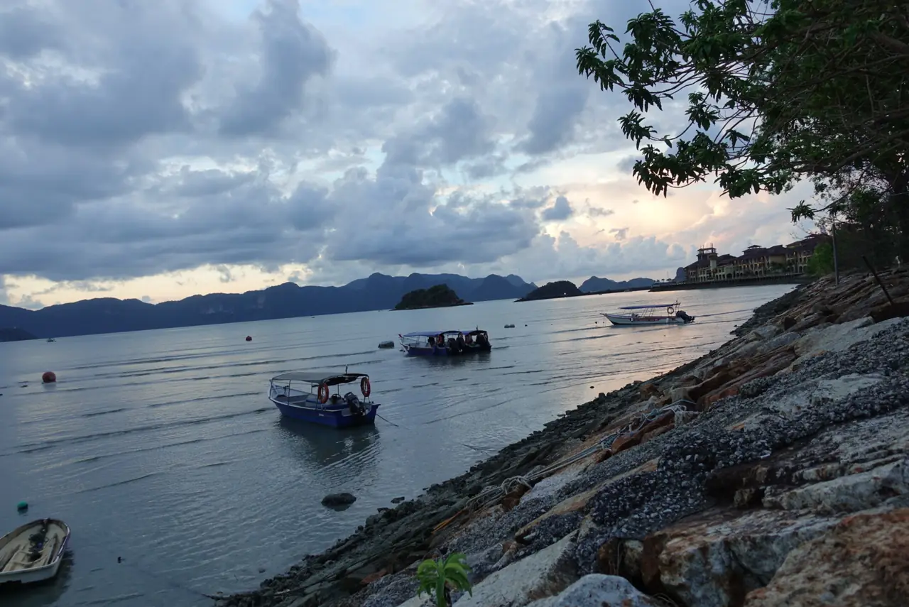 เรือประมงนอกฝั่งที่หาดเตงะห์ ลังกาวี (ภาพบรรยากาศ)
