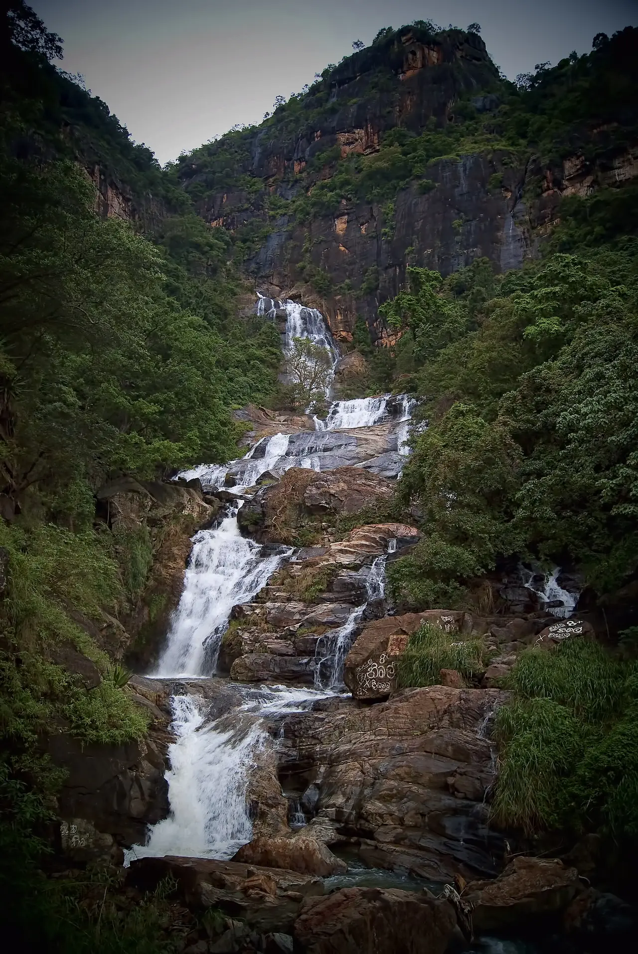 น้ำตกราวณะในเอลลา สายน้ำตกหลายชั้นลงหน้าผาหิน ภาพจาก Wikimedia Commons ผู้ถ่าย Philip Nalangan สัญญา CC BY 4.0