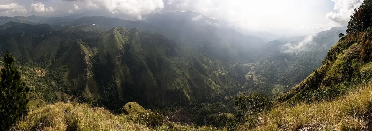 ภาพพาโนรามาช่องเขาเอลลามองจาก Ravana Rock ในช่วงระหว่างมรสุม เห็นยอด Little Adam's Peak ฝั่งตรงข้าม ภาพจาก Wikimedia Commons ผู้ถ่าย KennyOMG สัญญา CC BY-SA 4.0