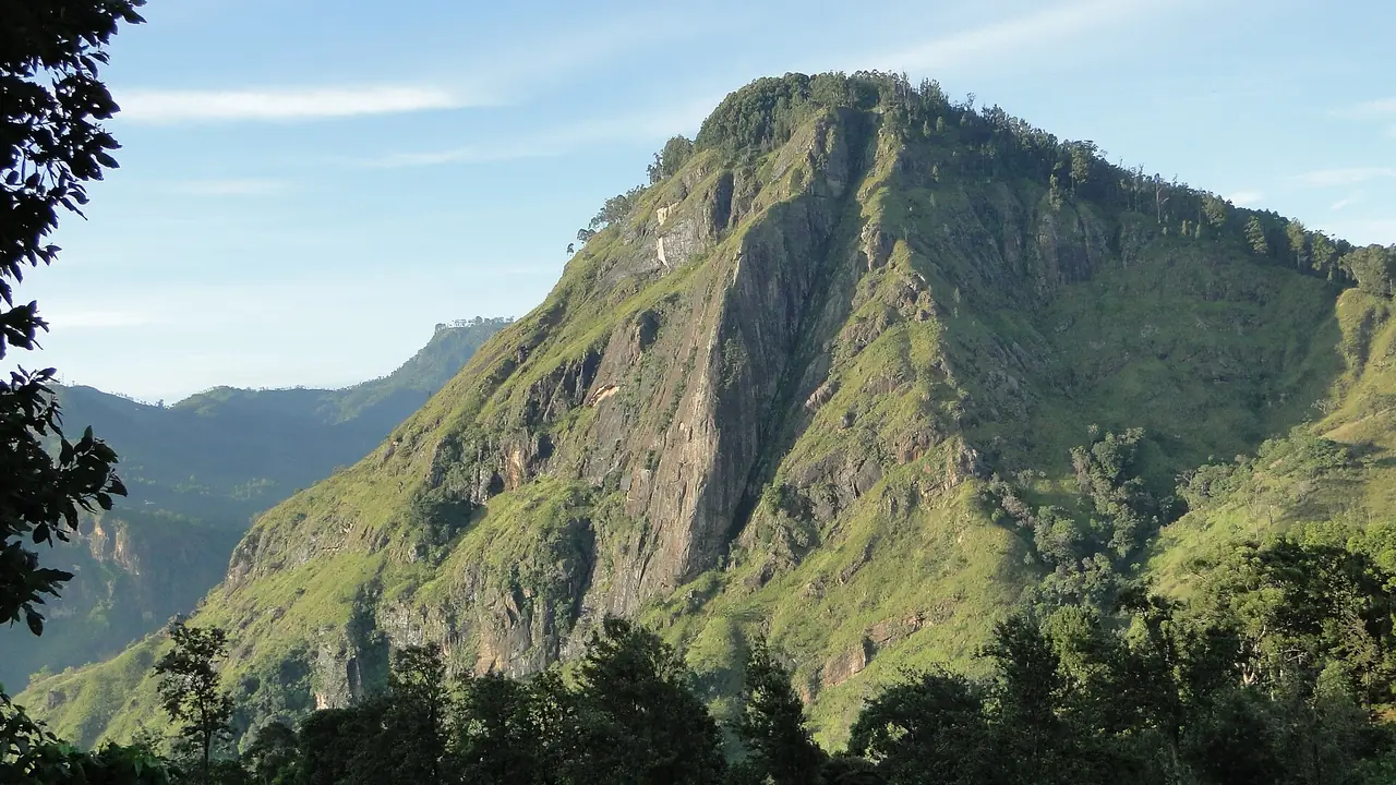 มุมมองเอลลาร็อก (ในชื่อไฟล์เรียกว่า Little Adam's Peak) จากเส้นทางเดินป่า ภาพจาก Wikimedia Commons ผู้ถ่าย Ankur Panchbudhe สัญญา CC BY 2.0 ชื่อไฟล์ใช้ชื่อสองยอดสลับกันได้ เราใช้ภาพเป็นภาพบรรยากาศทางเดิน