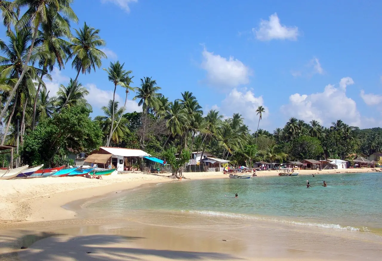 หาดอูนาวาตูนา น้ำตื้นใส มีเรือประมงจอดริมหาด ภาพจาก Wikimedia Commons ผู้ถ่าย Bernard Gagnon สัญญา CC BY-SA 3.0