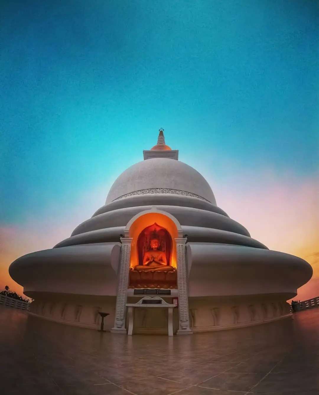 เจดีย์สันติภาพญี่ปุ่นบนเนินเขาใกล้อูนาวาตูนา ยามพระอาทิตย์ตก ภาพจาก Wikimedia Commons ผู้ถ่าย Zahran Naseem สัญญา CC BY-SA 4.0