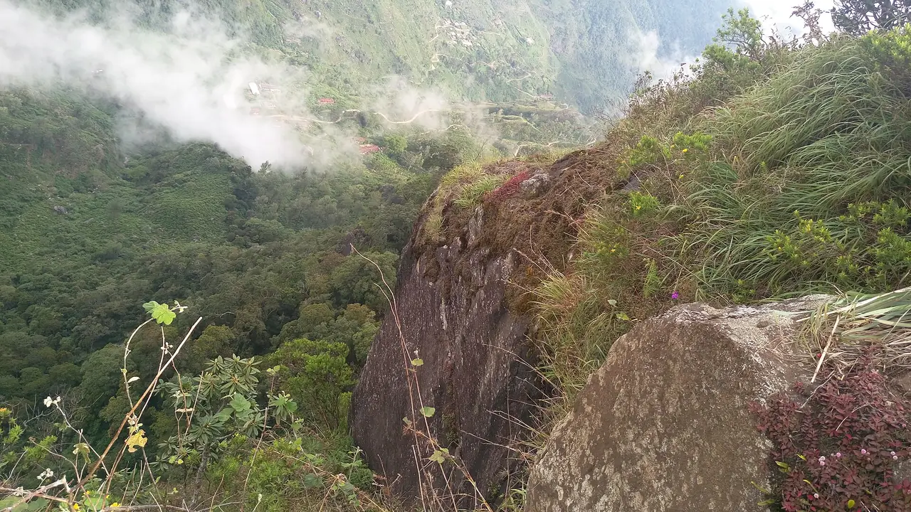 หมอกและหน้าผาที่ World's End ใน Horton Plains ภาพจาก Wikimedia Commons ผู้ถ่าย Pamuditha2000 สัญญา CC BY-SA 4.0