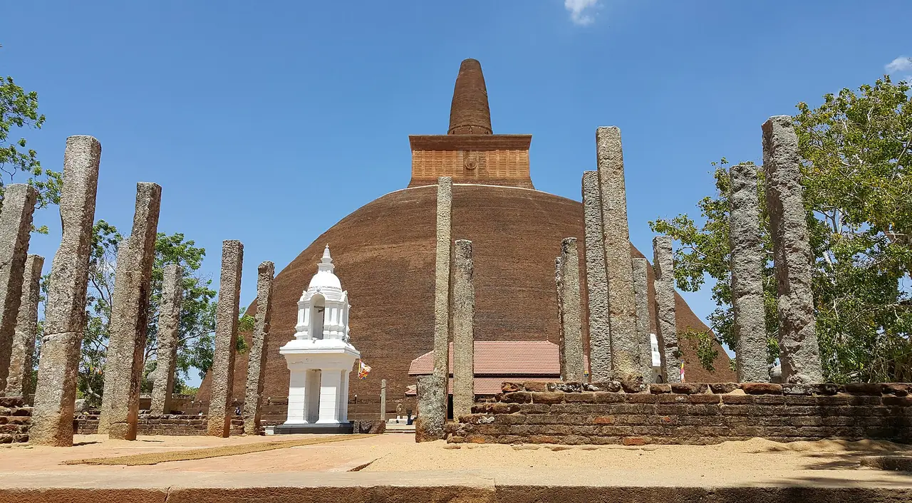 สถูปอภัยคีรีและเสาหินรอบสถูป อนุราธปุระ ภาพจาก Wikimedia Commons ผู้ถ่าย Nicolas Chadeville สัญญา CC BY 4.0
