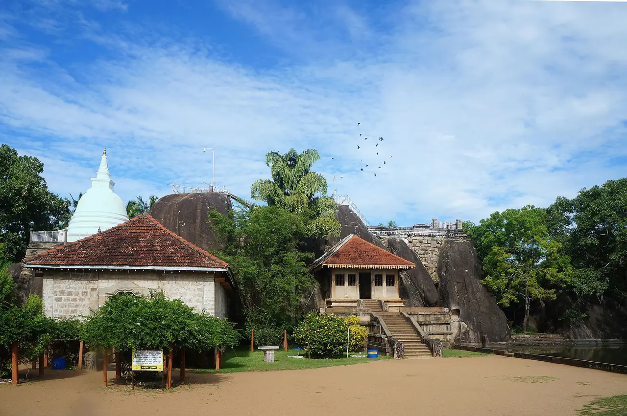 วัดถ้ำหินอิสุรุมุนิยะ อนุราธปุระ ภาพจาก Wikimedia Commons ผู้ถ่าย Pierre André Leclercq สัญญา CC BY-SA 4.0