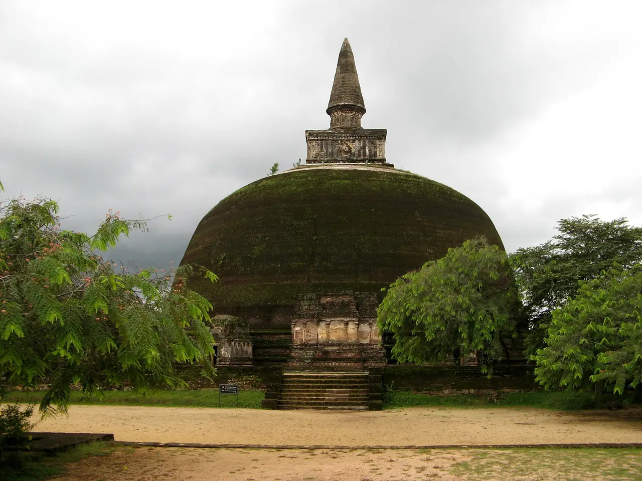 รันกอทวิหาร เจดีย์ที่ใหญ่ที่สุดในโปโลนนารุวะ ภาพจาก Wikimedia Commons ผู้ถ่าย Michael Gunther สัญญา CC BY-SA 4.0