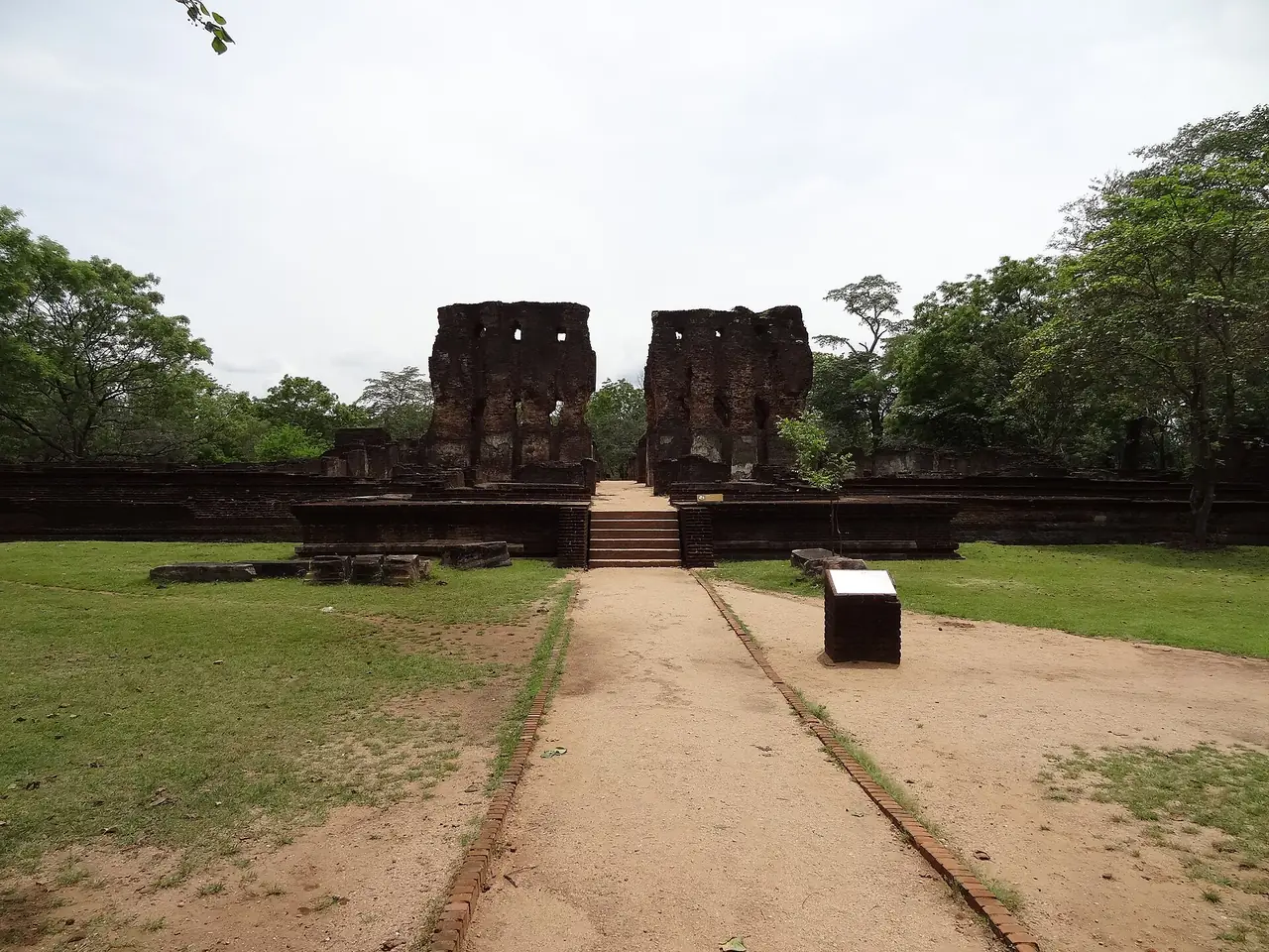 ซากพระราชวังหลวงโปโลนนารุวะ เห็นกำแพงอิฐสูงสองส่วนและบันไดทางเข้า ภาพจาก Wikimedia Commons ผู้ถ่าย Cherubino สัญญา CC BY-SA 3.0