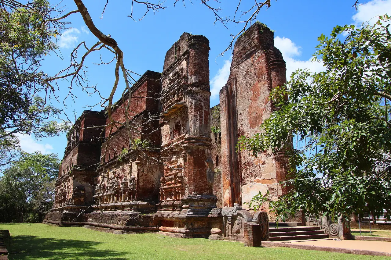 ซากอาคารอิฐลังกาติลกะที่โปโลนนารุวะ ภาพจาก Wikimedia Commons ผู้ถ่าย Bergentroll สัญญา CC0